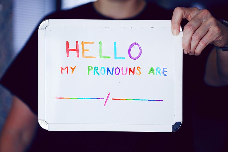 Pappschild mit Aufschrift: Hello, my pronouns are ...