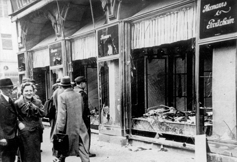 Foto: Zerstörtes jüdisches Geschäft in Magdeburg, Bundesarchiv: Bild 146-1970-083-42