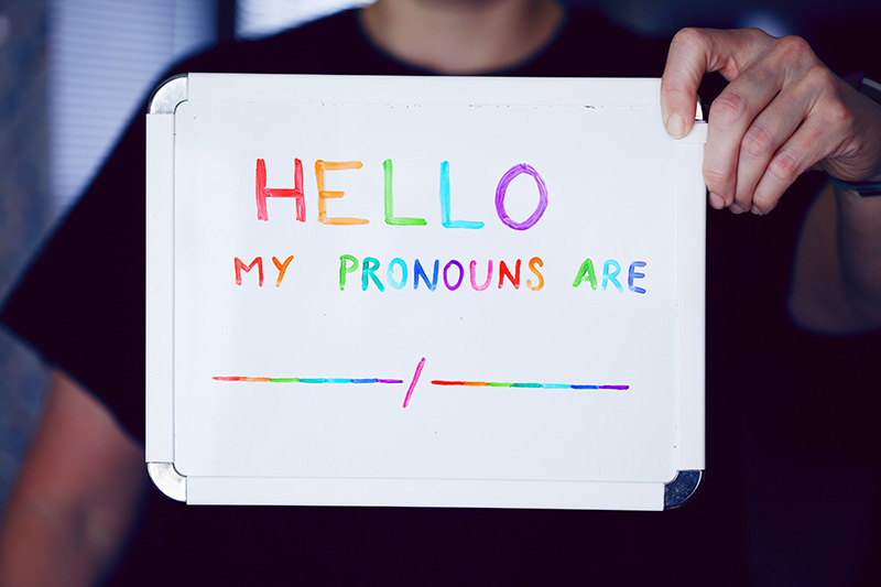 Pappschild mit Aufschrift: Hello, my pronouns are ...