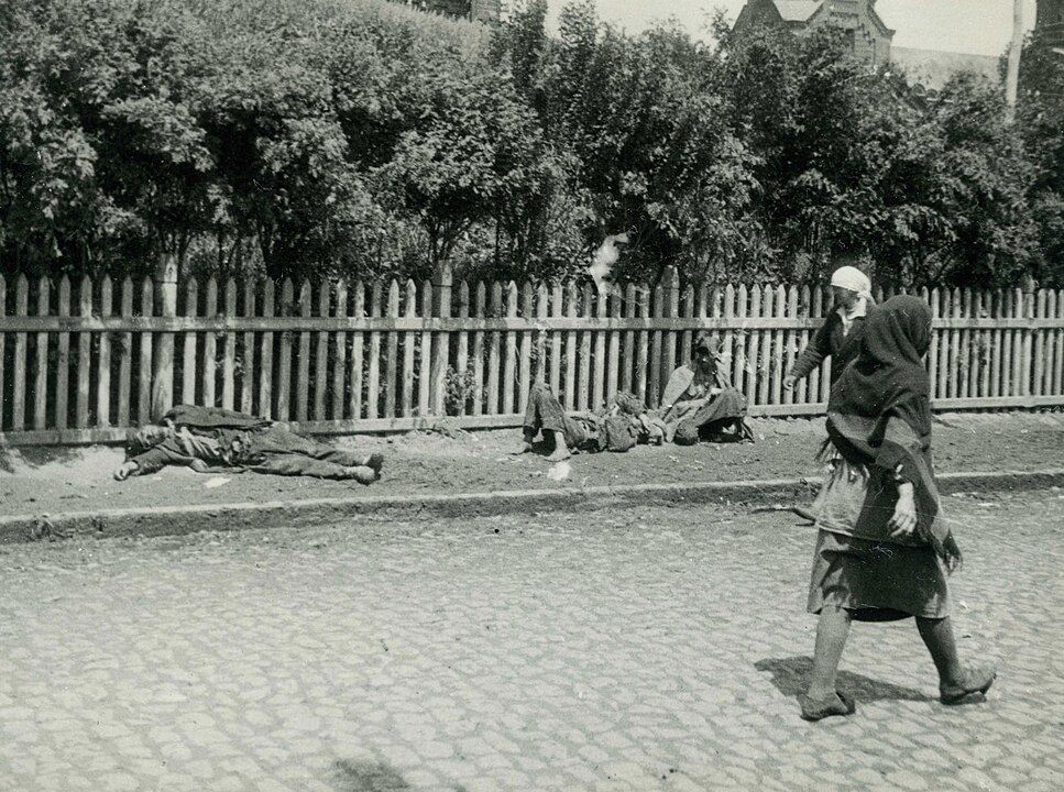 Kharkiv 1933: Hungerleichen auf der Straße / Foto gemeinfrei: ©Alexander Wienerberger