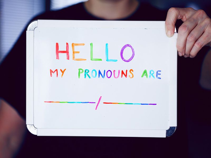 Pappschild mit Aufschrift: Hello, my pronouns are ...