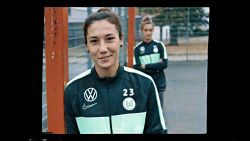 Im Käfig: Sara Doorsoun und Felicitas Rauch